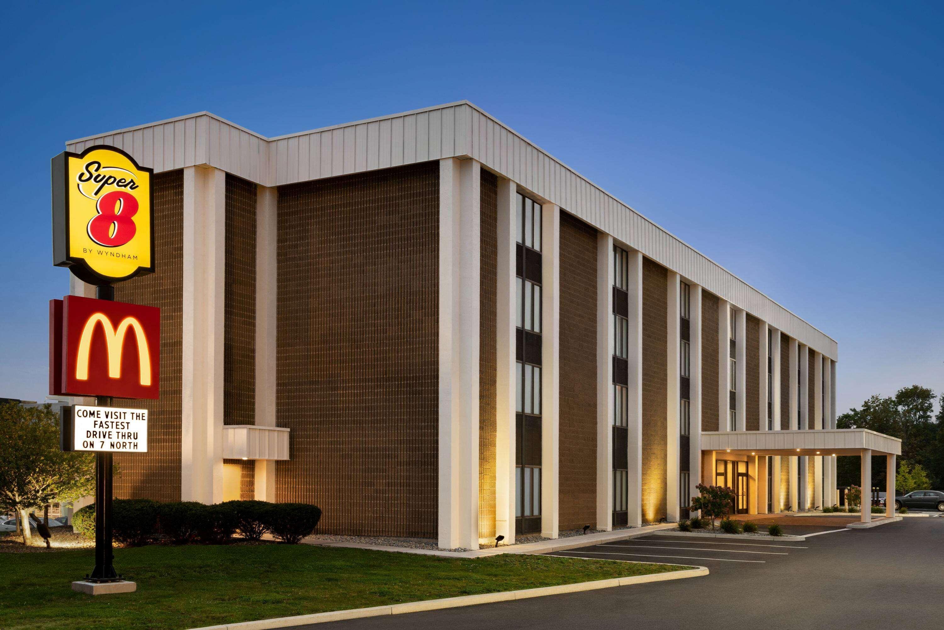 Super 8 By Wyndham Liverpool/Syracuse North Airport Exterior photo